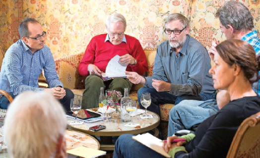 Kämpft seit zwei Jahrzehnten für «olympiafreie Alpen»: Stefan Grass (M.) am BT-Stammtisch 2017 zur Kandidatur Graubünden 2026.
