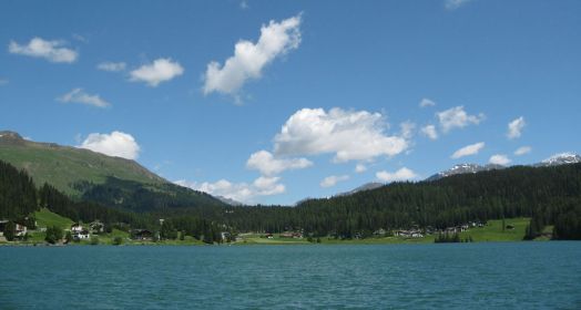 Davosersee mit Wolfgangpass: TouristInnen wollen die schöne Landschaft sehen, ohne Olympisches Dorf und überhaupt nicht in einem Wolfgangtunnel (Foto Michael Straub)