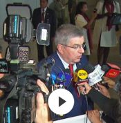 Spektakuläre Razzien in den letzten Monaten lassen ein System aus Geld, Gier und Macht vermuten. Auf dem Spiel stehen Glaubwürdigkeit und die olympische Idee...