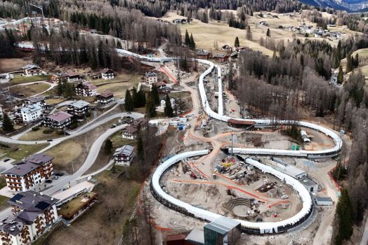 Bauprojekt mit umstrittener Nachnutzung: Die neue Bob- und Rodelbahn in Cortina im Januar 2025. Bild: Keystone 