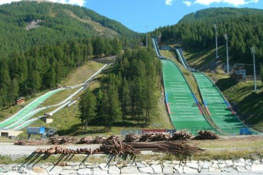 Die Ruinen von Turin: Berggebiete zahlen Zeche für Olympische Winterspiele - Olympische Winterspiele bringen den Regionen Ruhm und Aufschwung. Für zwei Wochen. Zurück bleiben überdimensionierte Infrastrukturen, Schulden und kalte Betten. Ein Fazit zu Turin, vier Jahre nach den XX. Winterspielen.